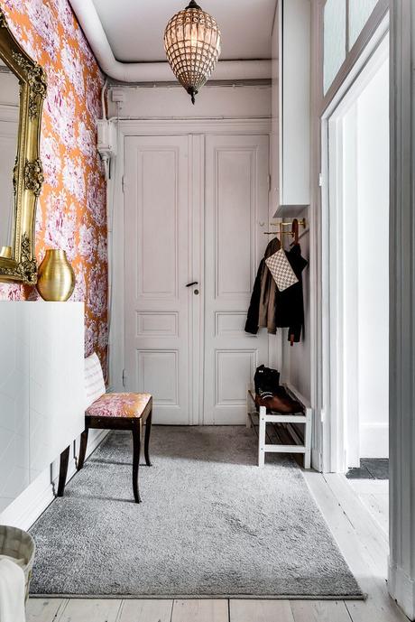 piso nórdico hall recibidor diferente estilo escandinavo estilo barroco espejo labrado dorado decoración naranjas fucsias blog decoración nórdica 