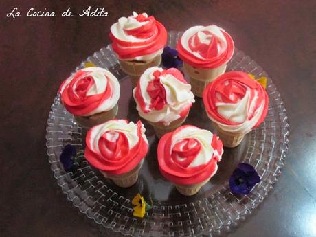 Conos de bizcochos con arándanos