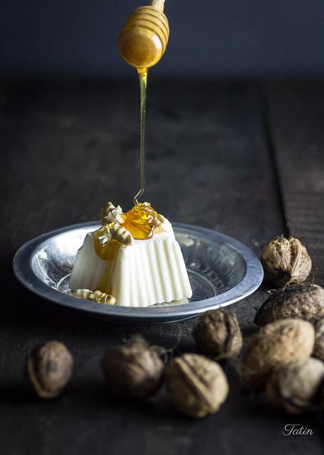 Mousse de yogur griego con miel y nueces