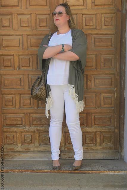 http://www.loslooksdemiarmario.com/2016/11/mi-nuevo-kimono-khaki-look-curvy.html