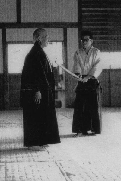 O sensei junto Kurita Shihan - Foto de: Yutaka Kurita, Jason Humphrey (Fundación Aikikai), via Wikimedia Commons