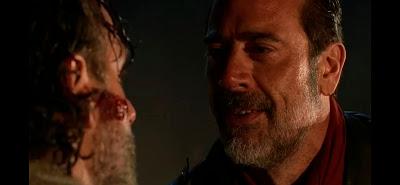 Negan jugando con la mente de Rick.