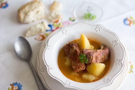 como preparar patatas con costillas en olla a presion