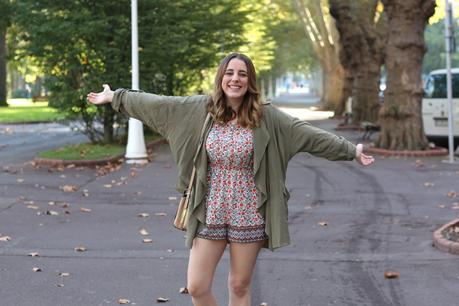 Outfit de otoño con flores