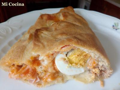 CALZONE RELLENO DE HUEVO, ATUN, CHAMPIÑONES Y JAMON YORK CON QUESO