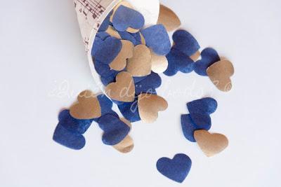 Cono de confetti en azul navy y dorado