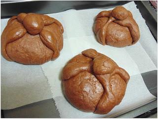 Pan de muerto mexicano de chocolate