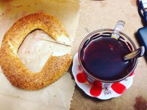 Simit y té negro, desayuno básico en Turquía.