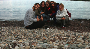 4 de los voluntarios con Gökçe Yılmaz, una nueva amiga turca. En el Mar Negro. Sinop. Turquía.