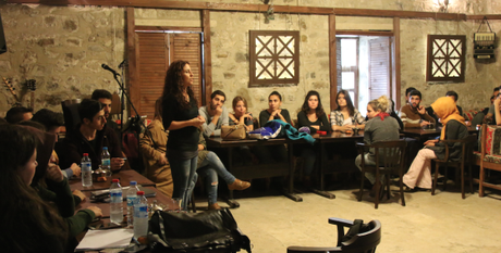 Presentando lo que hacemos como voluntarios europeos a estudiantes universitarios de Sinop. Turquía.