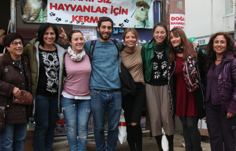 Los 5 voluntarios en Sinop, con Irem la coordinadora y sus amigas de la tienda de segunda mano que dona todo a la protectora de animales. Turquía. 