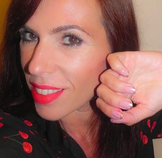 Red Soul: Maquillaje, manicura y propuesta de moda