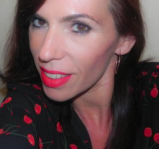 Red Soul: Maquillaje, manicura y propuesta de moda