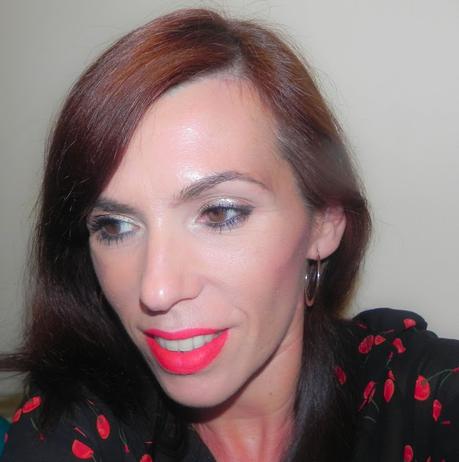 Red Soul: Maquillaje, manicura y propuesta de moda