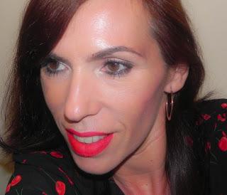 Red Soul: Maquillaje, manicura y propuesta de moda