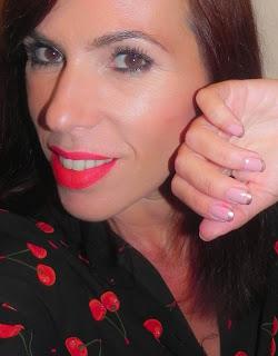 Red Soul: Maquillaje, manicura y propuesta de moda