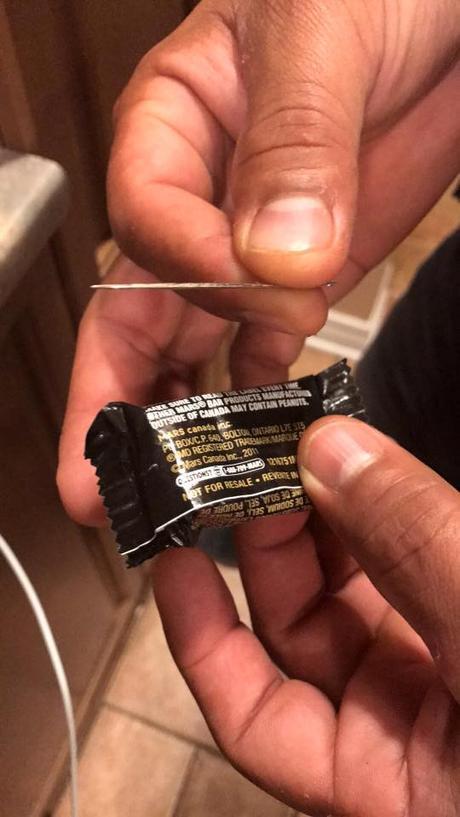 Jamás imaginó lo que encontraría en un chocolate que su hija recibió en Halloween 14900589_1191115484279944_4045242334774148482_n