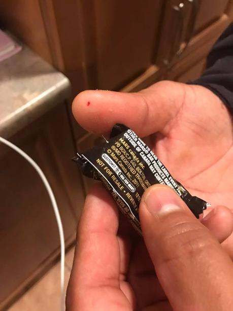 Jamás imaginó lo que encontraría en un chocolate que su hija recibió en Halloween 14632868_1191115510946608_7352011873679297332_n