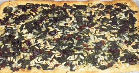 Coca de espinacas con piñones y pasas