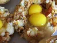 Huevos de codorniz en molde  de patatas, beicon y champiñones