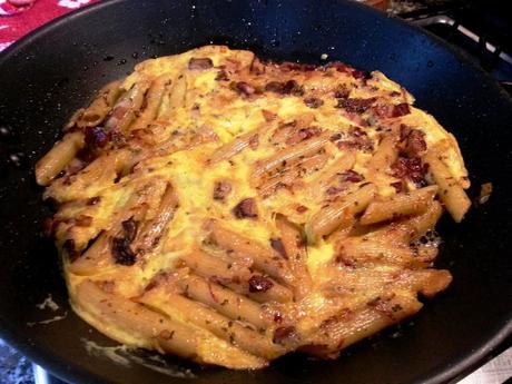 Tortilla de macarrones fácil – Frittata de macarrones – Tortilla di penne ai porcini tortillamacarrones3