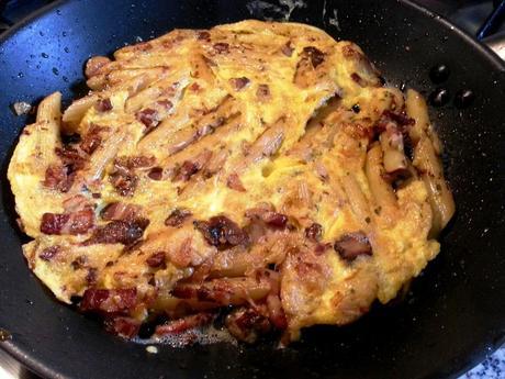 Tortilla de macarrones fácil – Frittata de macarrones – Tortilla di penne ai porcini tortillamacarrones2