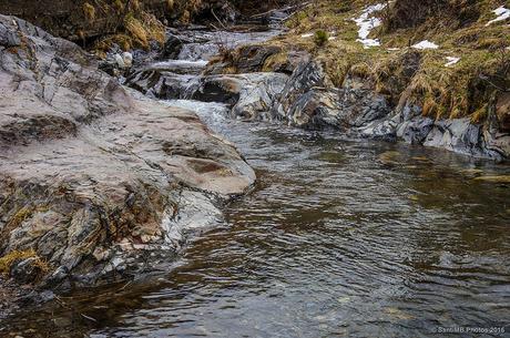 Agua, roca, hierba y un poquito de nieve