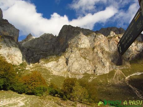 Señalizador a la Vega de Liordes en Fuente Dé.