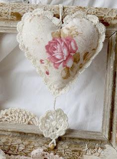 Corazón de lino bordado a mano