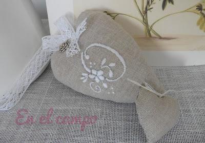 Corazón de lino bordado a mano