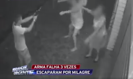 Estas mujeres oraron durante un asalto y el ladrón falló tres veces en matarlas porque arma se travó