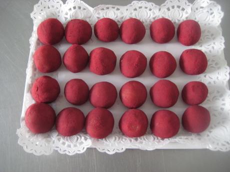 BOCADITOS DE MAZAPÁN DE LECHE MERENGADA Y REMOLACHA