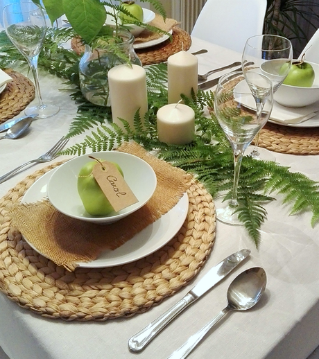 mesa decorada con helechos