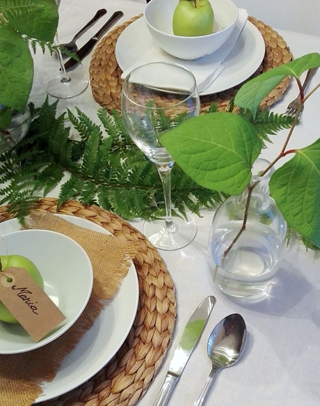 Mesa decorada con helechos
