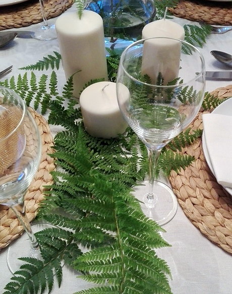 Mesa decorada con helechos