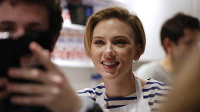 Scarlett Johansson vendedora de palomitas de maiz