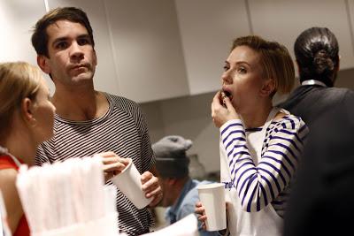 Scarlett Johansson vendedora de palomitas de maiz