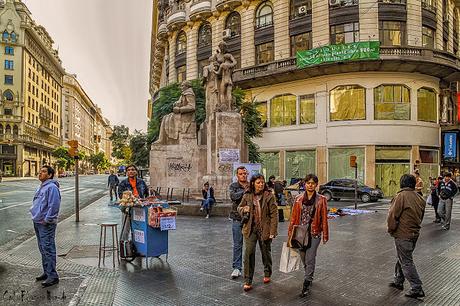Gente paseando en Florida y Diagonal Note,Buenos Aires, Argentina. 