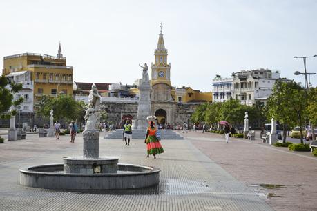 Caminando del casco antiguo hacia Getsemaní. Al fondo, la Torre del Reloj