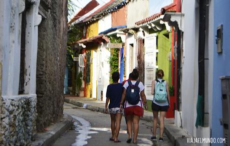 Lau, Maru y Aniko caminando por Getsemaní