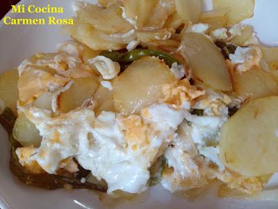 PAPAS A LO POBRE CON HUEVOS ROTOS