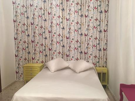 Dormitorio de colores vivos