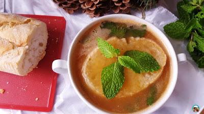 Sopa de pan y hierbabuena