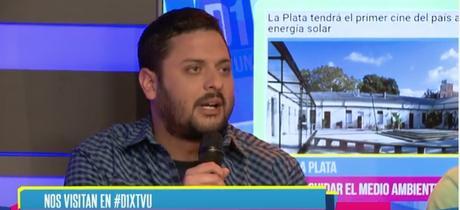 Gonzalo López en el programa De una. Atrás se cuela la captura de una nota dedicada al anuncio del secretario Gustavo Silva.