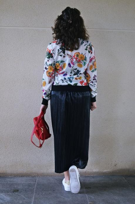 look_bomberconflores_streetstyle_sportychic_fashionblogger_mivestidoazul-13