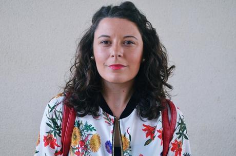 look_bomberconflores_streetstyle_sportychic_fashionblogger_mivestidoazul-4