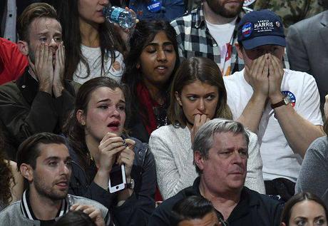 Lágrimas y caras de tristeza en el Comando de Campaña de Hillary Clinton, tras revelarse los primeros resultados de las elecciones de EEUU.