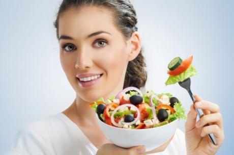 10 ensaladas ligeras para lucir cuerpazo mujer_ensalada_con_ensalada