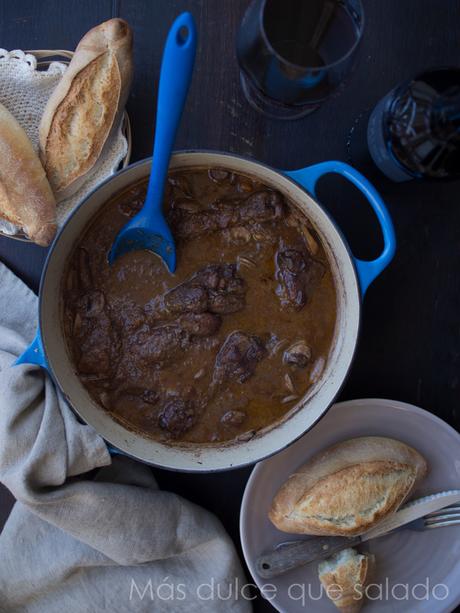 Muslos de pollo con champiñones al vino tinto