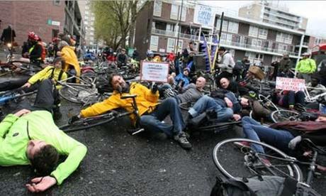 Documental estalla la guerra entre ciclistas y coches en U.K
